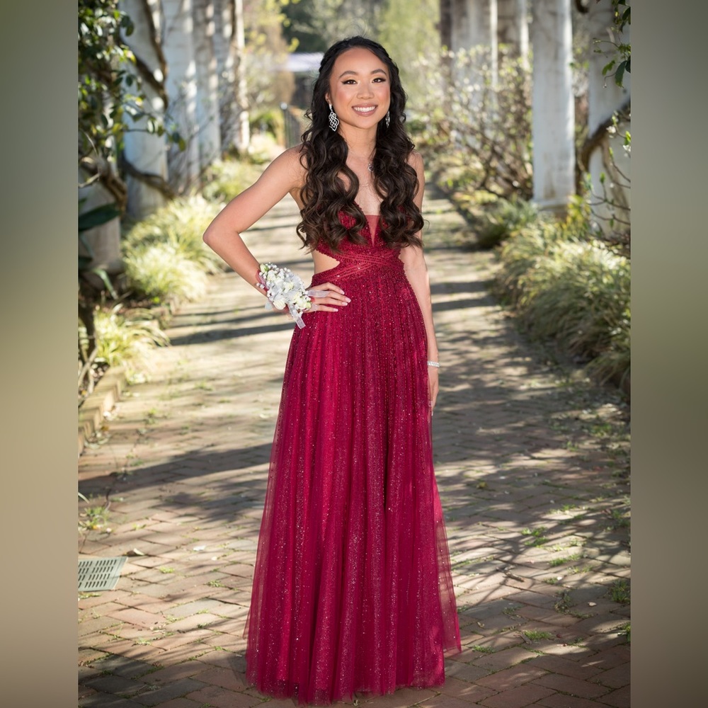 Gorgeous Ellie Wilde prom dress in Wine color